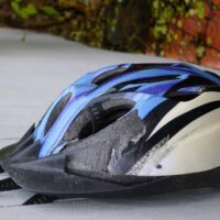 ¿Es seguro tu casco? en este vídeo te explicamos que tiene que tener un casco para ser seguro