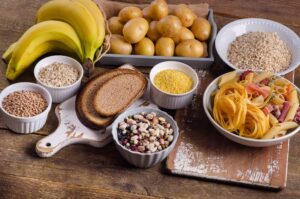 Carbohidratos para bajar de peso: mitos, ciencia y cómo usarlos en ciclismo 2 AdobeStock 104808924 scaled