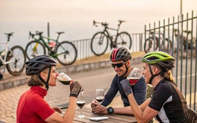 ciclistas bebiendo vino