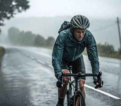 ciclista con lluvia