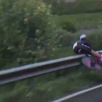 Impresionante caída de un ciclista por culpa del arcén el mal estado (vídeo)