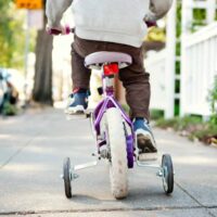 Ajustar una bicicleta de niño