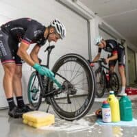 Como limpian la bicicletas los profesionales de ciclismo