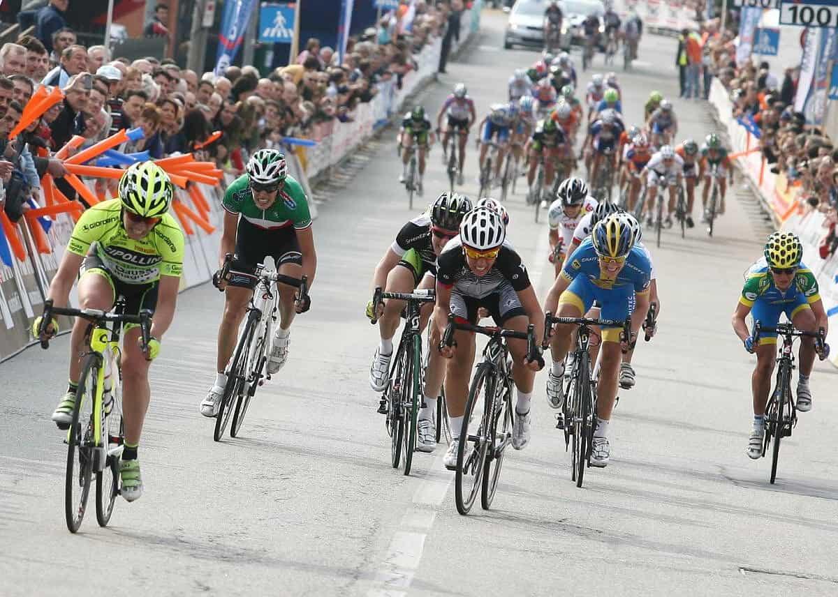 Ciclista en pleno sprint en carretera - técnica y potencia en el sprint ciclista