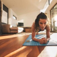 10 Ejercicios isométricos para entrenar las piernas en casa