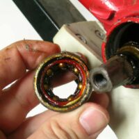 Limpieza y engrase del eje pedalier de una bicicleta de montaña