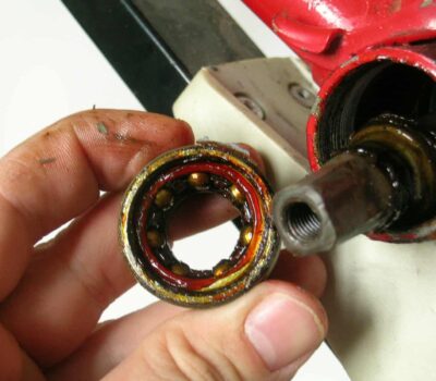 Limpieza y engrase del eje pedalier de una bicicleta de montaña