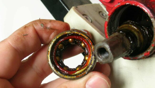 Limpieza y engrase del eje pedalier de una bicicleta de montaña