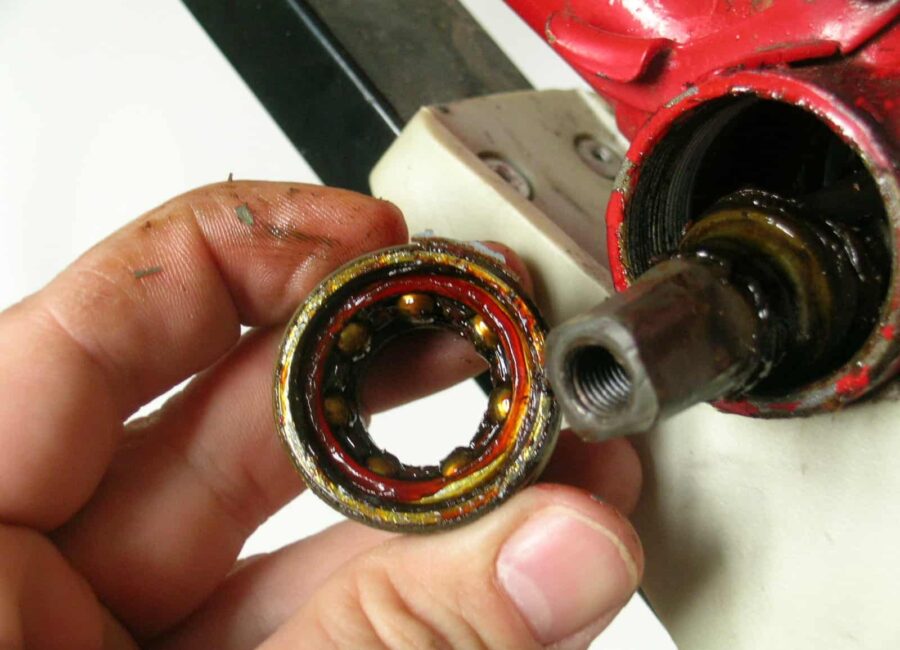 Limpieza y engrase del eje pedalier de una bicicleta de montaña