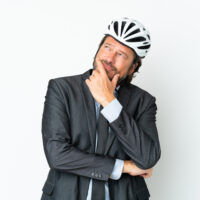 ¿Cómo debemos colocarnos el casco?