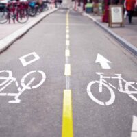 Por qué los ciclistas eligen la calzada aunque haya carril bici: