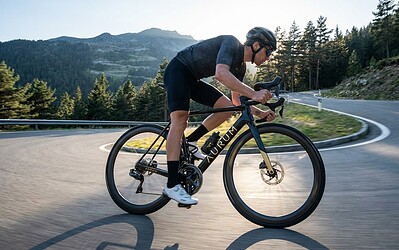 Mejora la técnica en las bajadas con la bici de carretera