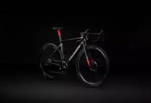 COLNAGO V4Rs TEAM MAN fondonero prospettiva1
