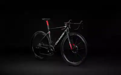 COLNAGO V4Rs TEAM MAN fondonero prospettiva1