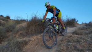 el arte del descenso en bicicleta scaled