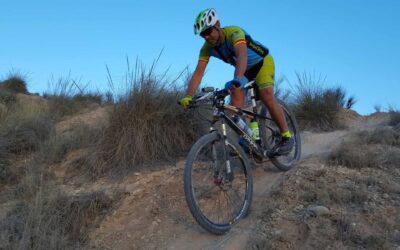 el arte del descenso en bicicleta scaled