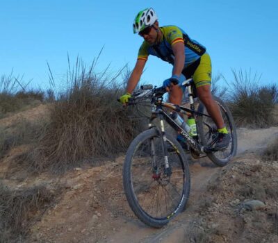 el arte del descenso en bicicleta scaled