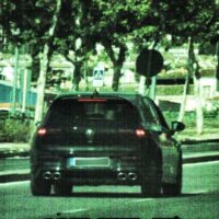 Haciendo tras coche en una autopista a 124 km/h