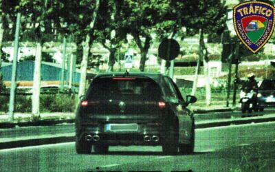 haciendo tras coche en una autopista a 124 km h