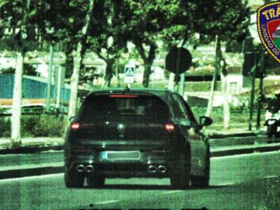 haciendo tras coche en una autopista a 124 km h