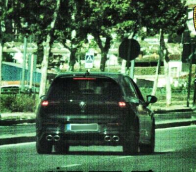 haciendo tras coche en una autopista a 124 km h