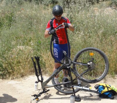 trucos para tus rutas como arreglar una cubierta en plena salida scaled