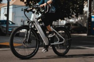 accesorios y gadgets para desplazarte en bici por ciudad de forma segura scaled