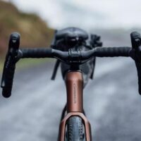 Gravel Cycling: Dominando el Arte del Agarre del Manillar