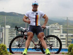 descubre por que montar en bici puede cargar tus cuadriceps y como solucionarlo