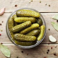 Jugo de Pepinillos Aliado Contra los Calambres Musculares