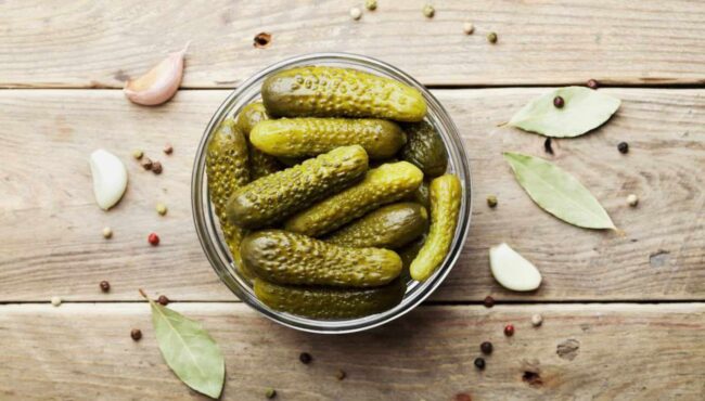 jugo de pepinillos aliado contra los calambres musculares