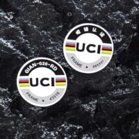 Las misteriosas pegatinas UCI en las bicicletas de carretera: ¿qué son y para qué valen?