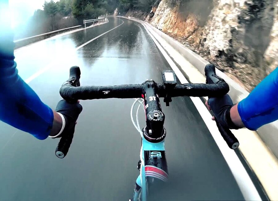 bicicleta y lluvia como sobrevivir a los cambios climaticos