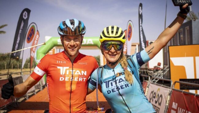 konny looser y ariadna rodenas se llevan la titan desert en una edicion epica