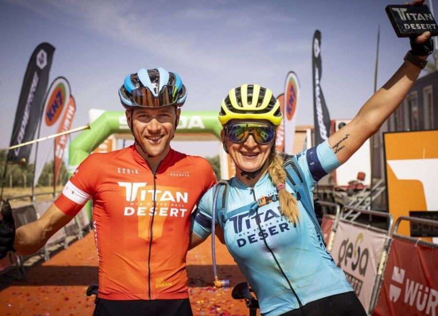 konny looser y ariadna rodenas se llevan la titan desert en una edicion epica