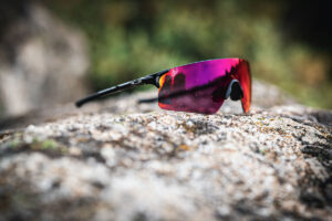 oakley presenta sus ligeras gafas ev zero ideales para montar en bicicleta