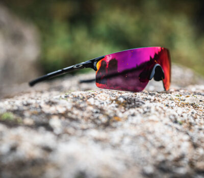 oakley presenta sus ligeras gafas ev zero ideales para montar en bicicleta