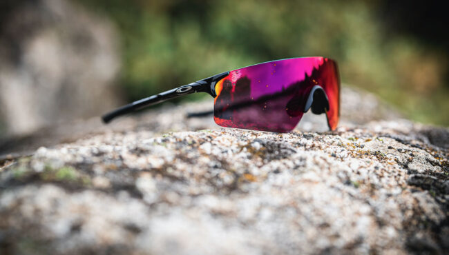 oakley presenta sus ligeras gafas ev zero ideales para montar en bicicleta