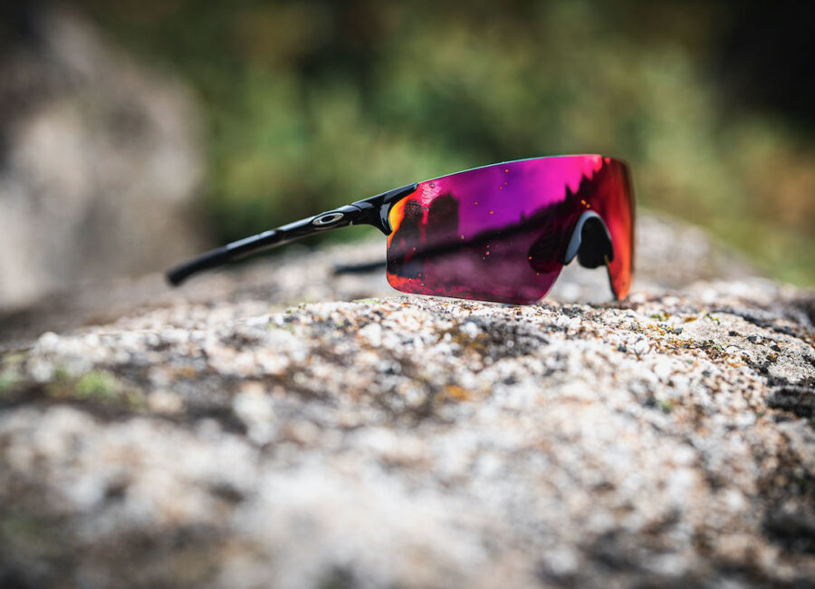 oakley presenta sus ligeras gafas ev zero ideales para montar en bicicleta