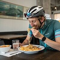 ¿Solo de pasta vive y come el ciclista?