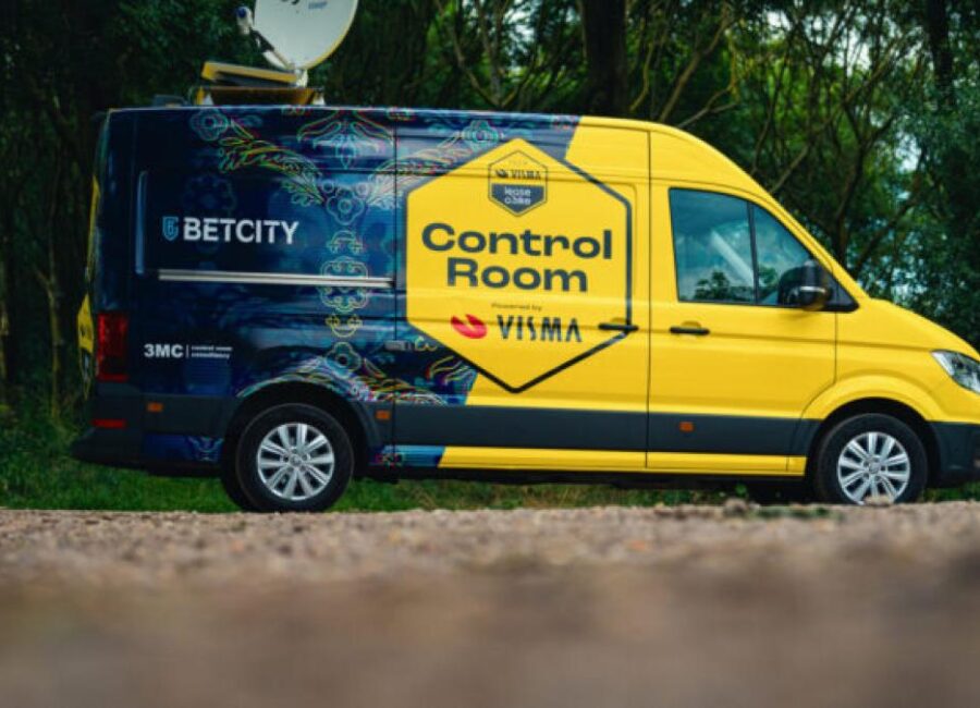 control room del visma lease a bike tecnologia para vingegaard en el tour de francia