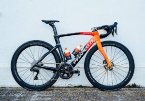 pinarello presenta su nueva bici para el ineos grenadiers
