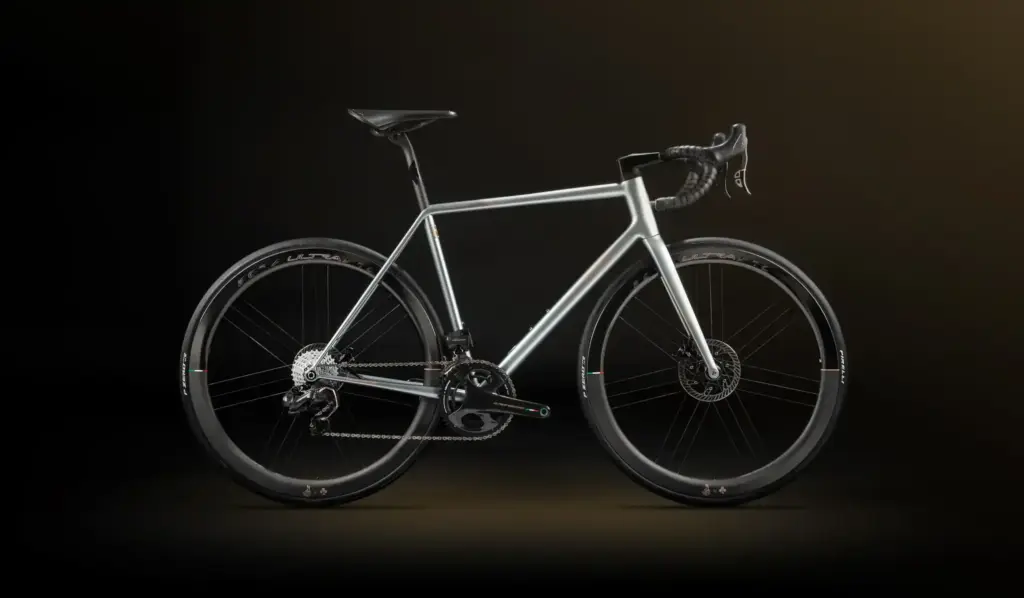 ColnagoSTEELNOVO lateralefondonero baglioreoro 1 scaled