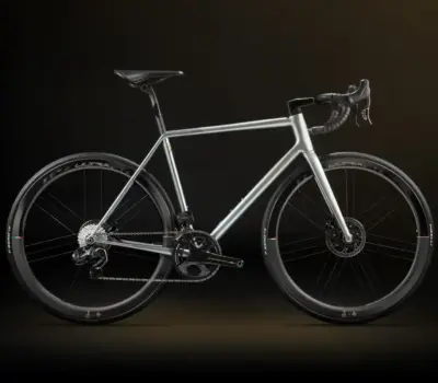 ColnagoSTEELNOVO lateralefondonero baglioreoro 1 scaled