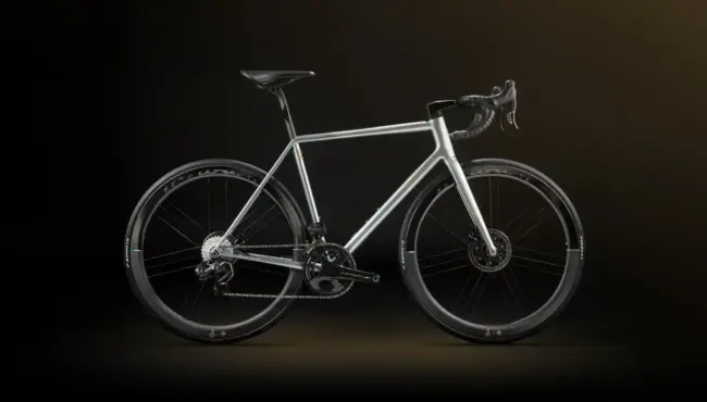 ColnagoSTEELNOVO lateralefondonero baglioreoro 1 scaled