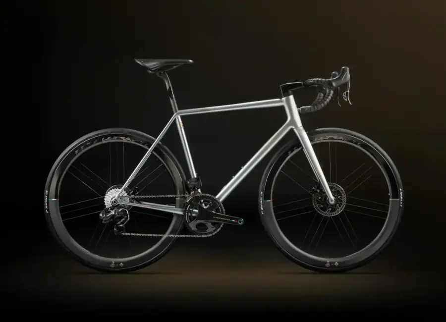 ColnagoSTEELNOVO lateralefondonero baglioreoro 1 scaled