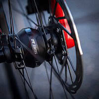 DT Swiss ilumina el camino: Nuevas ruedas Gravel con dinamo integrado