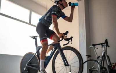 ciclista bebiendo encima de los rodillos