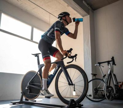 ciclista bebiendo encima de los rodillos