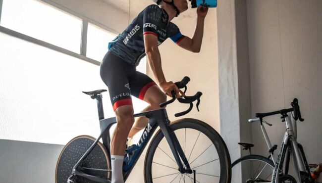 ciclista bebiendo encima de los rodillos
